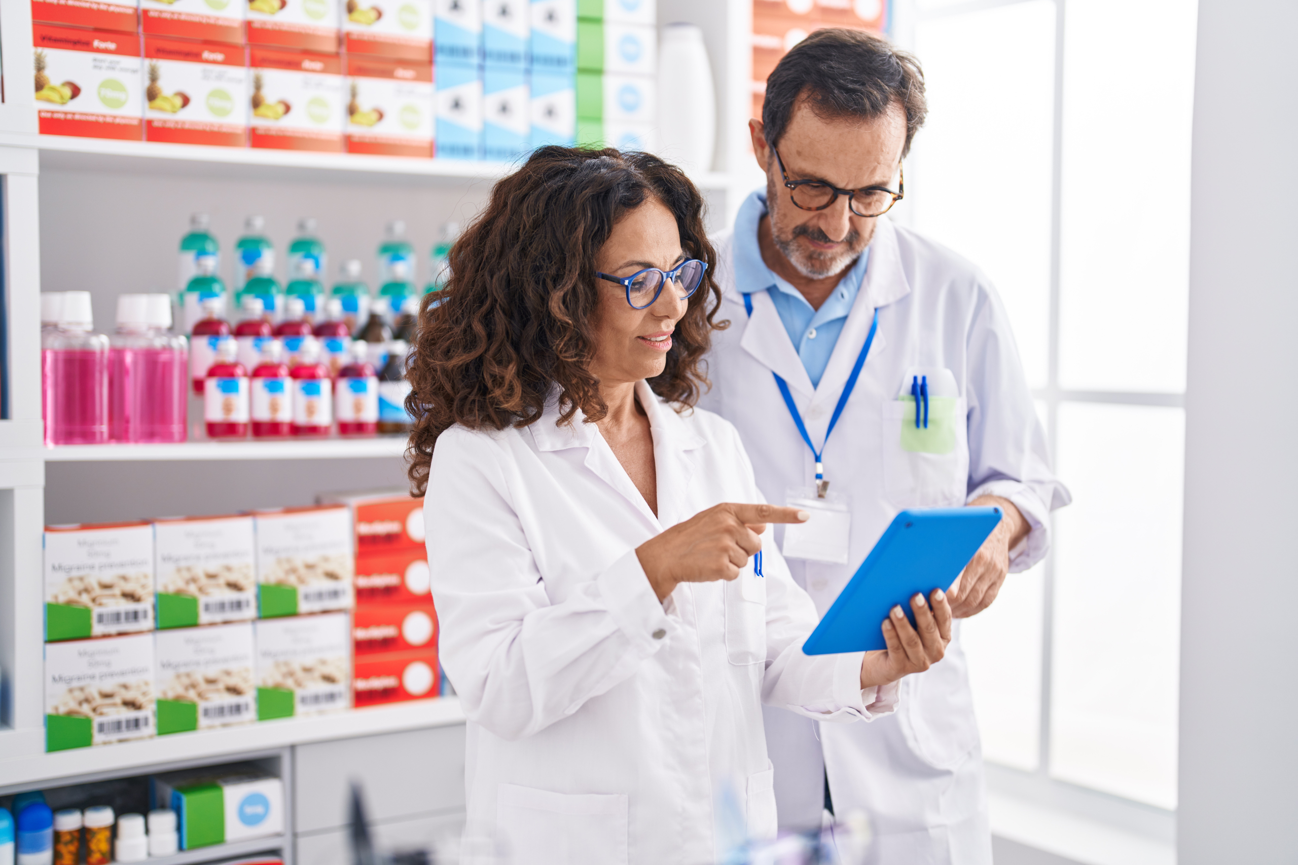 Apothekerin und Arzt besprechen eine Liste